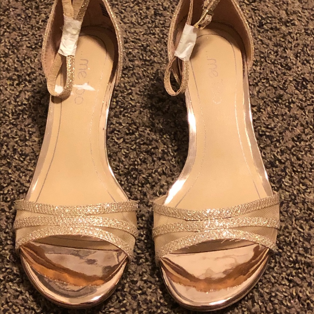 New!! Women’s sandals gold size 8